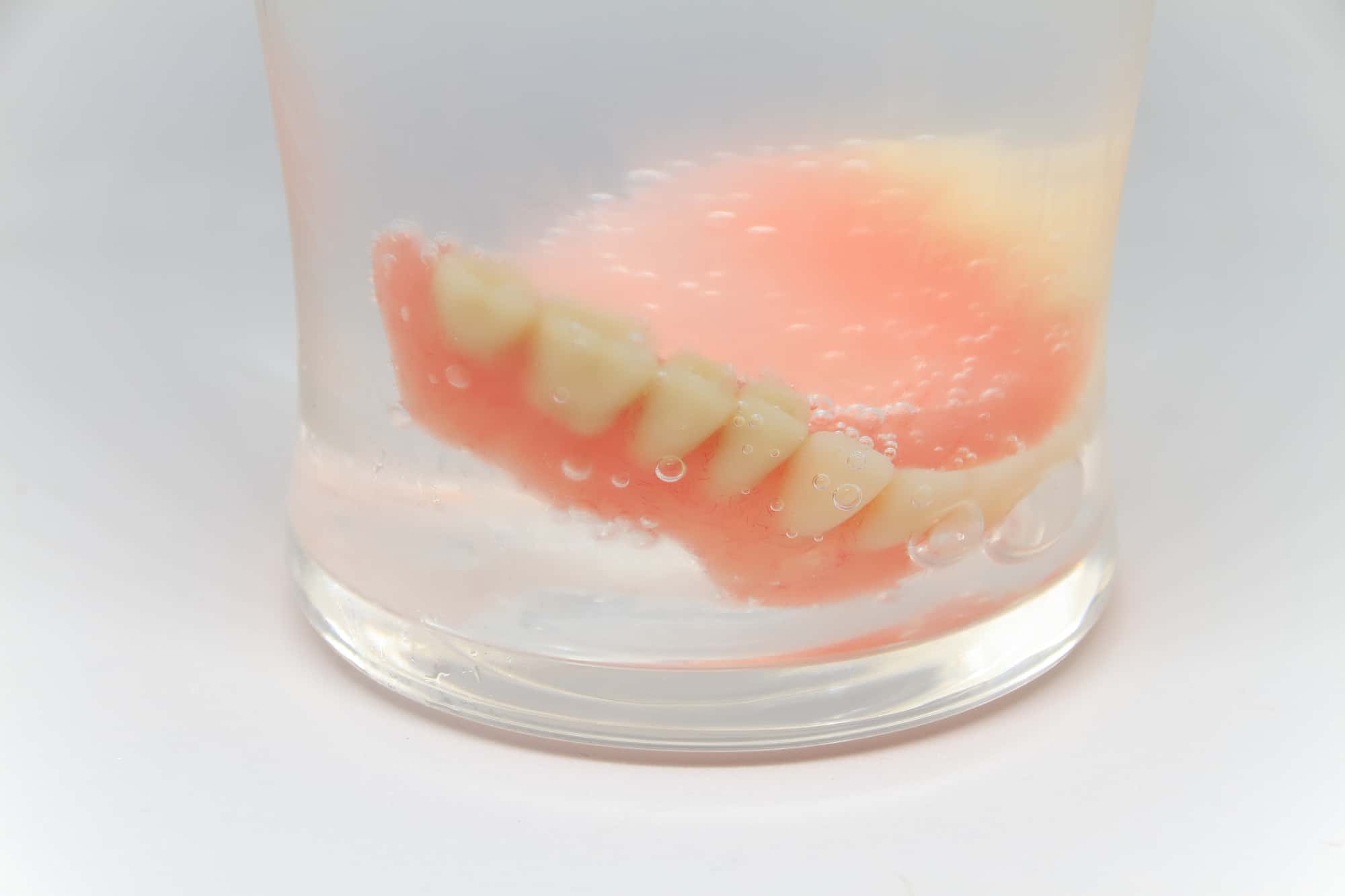 入れ歯を水に入れて保管するイメージ