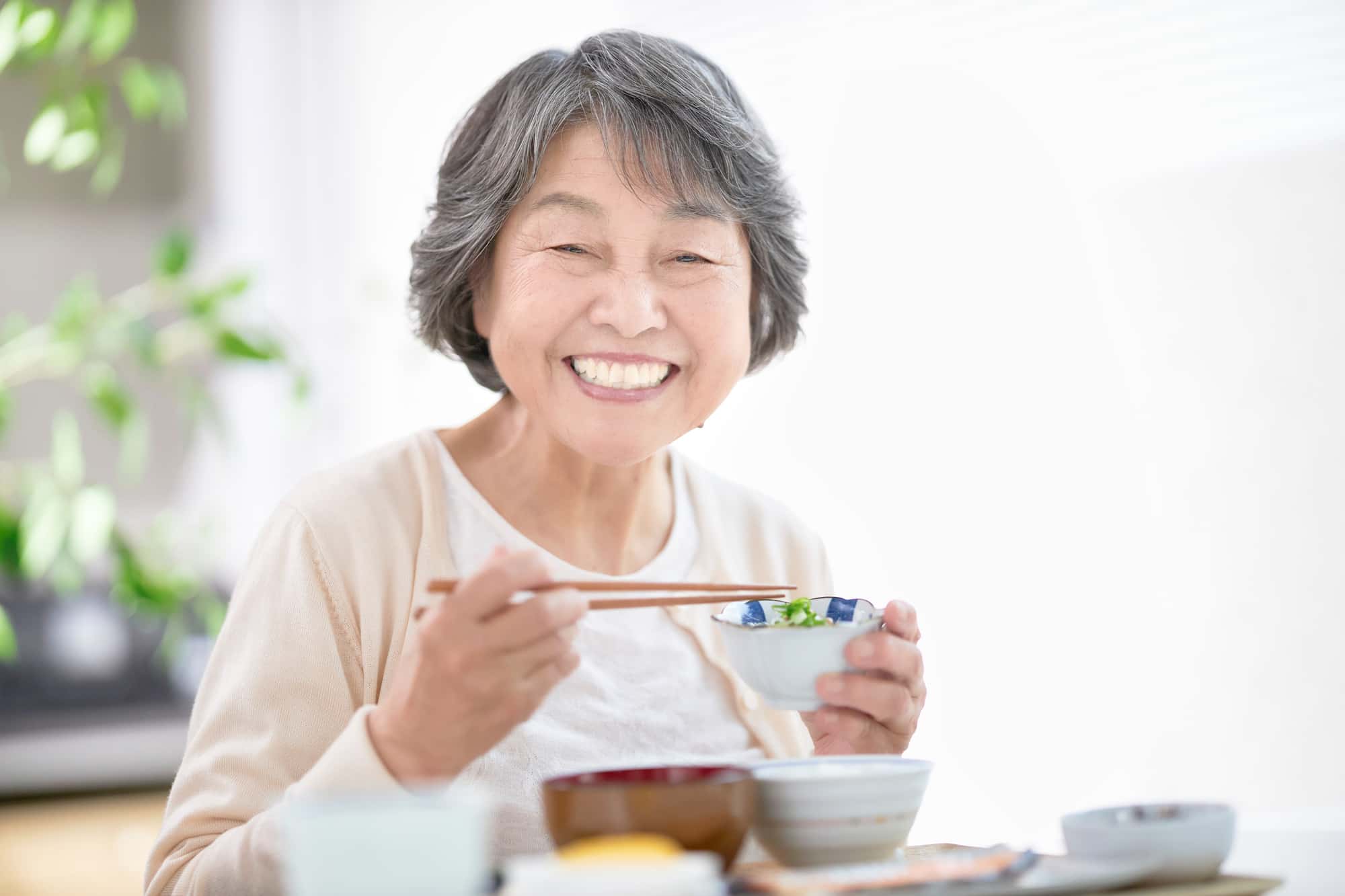 入れ歯のお手入れを正しくして快適に食事をする女性