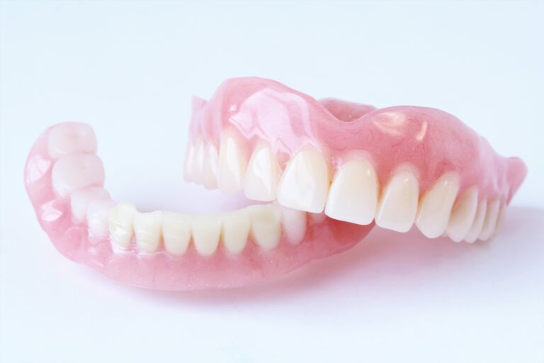 入れ歯のお手入れを怠るリスクと、正しいお手入れ方法!