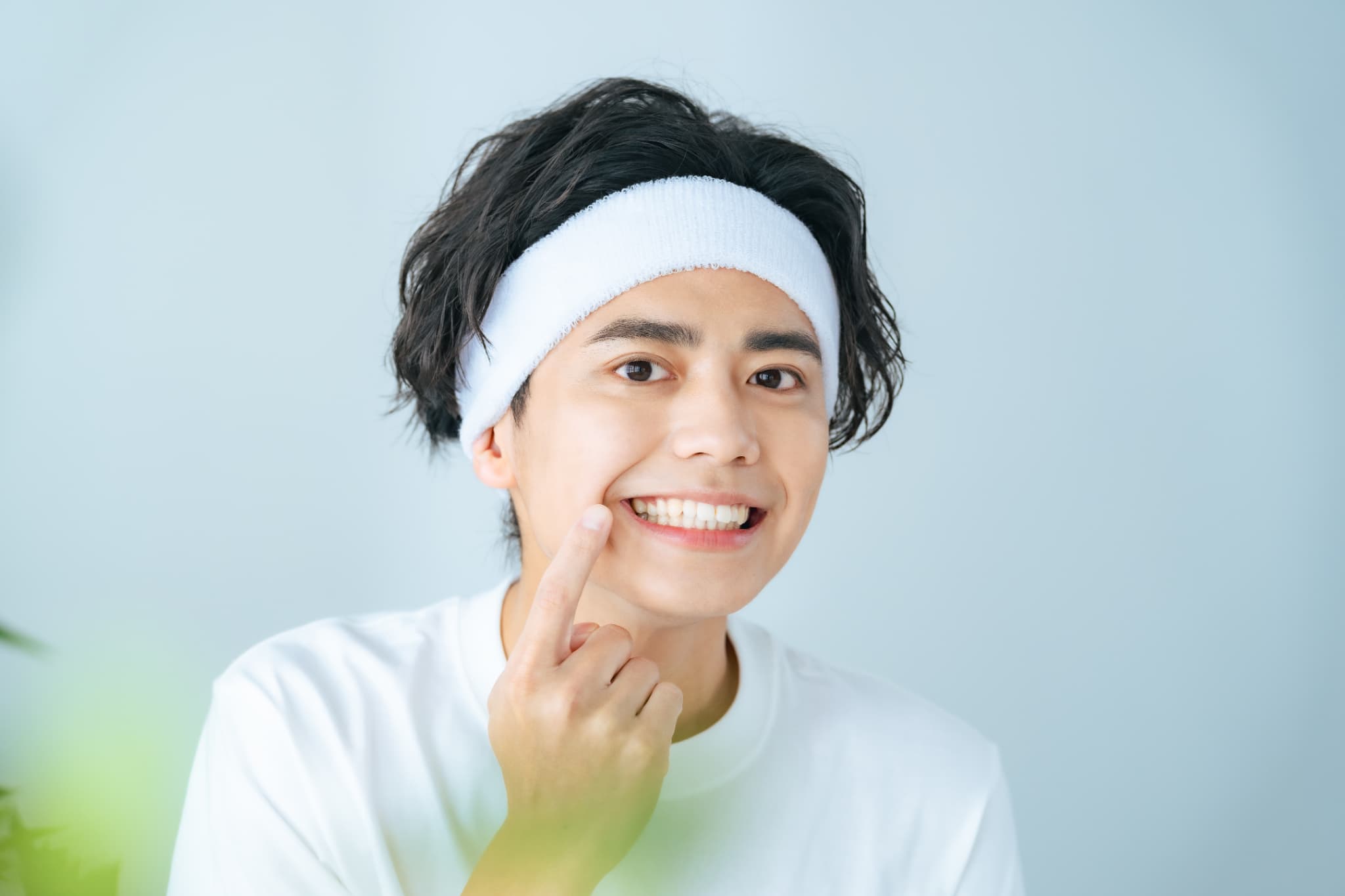 喫煙を控え歯周病を防ぐ努力をする男性