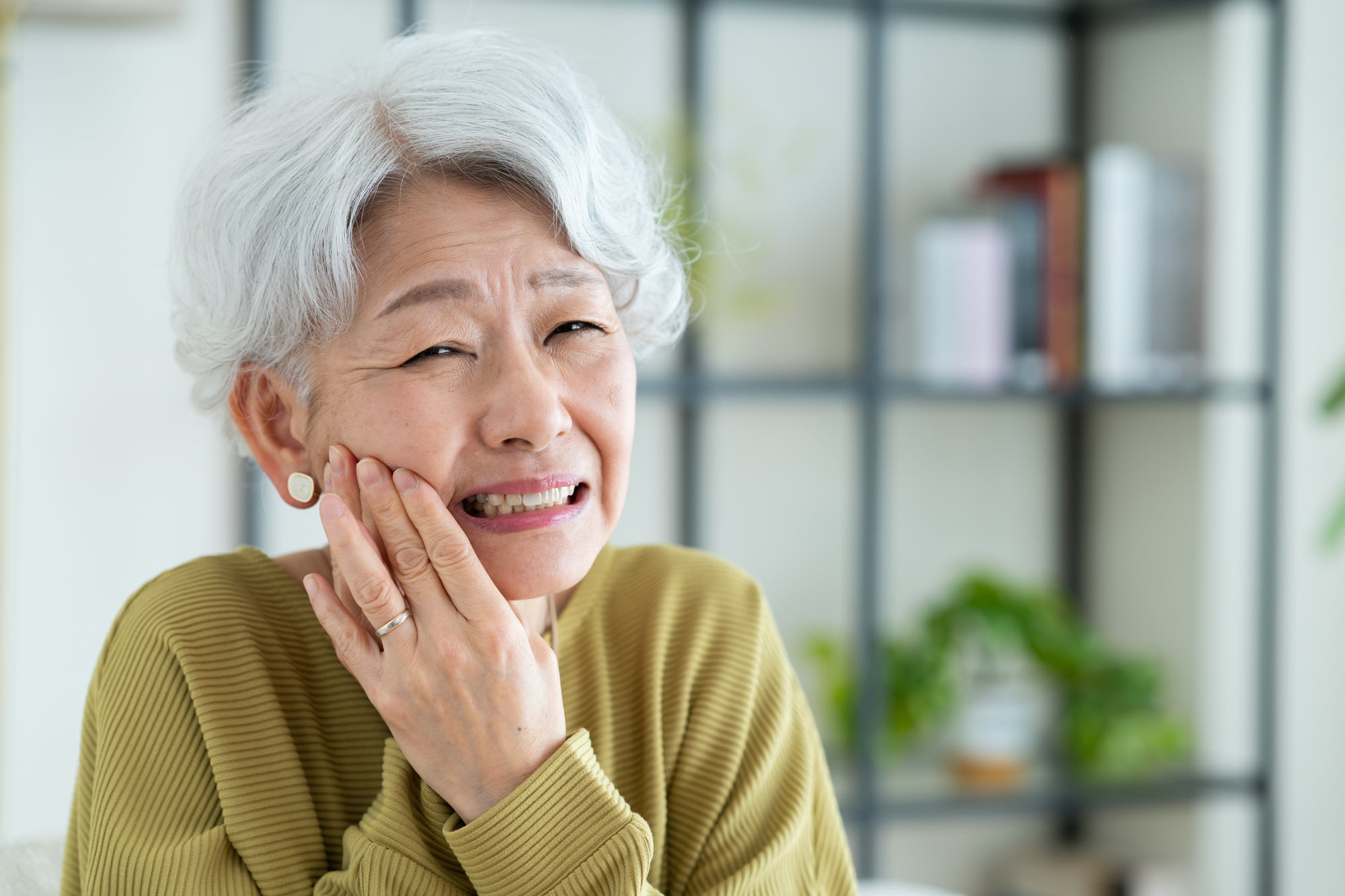 入れ歯を装着すると痛いのはどうして？原因と使用し続けるリスク