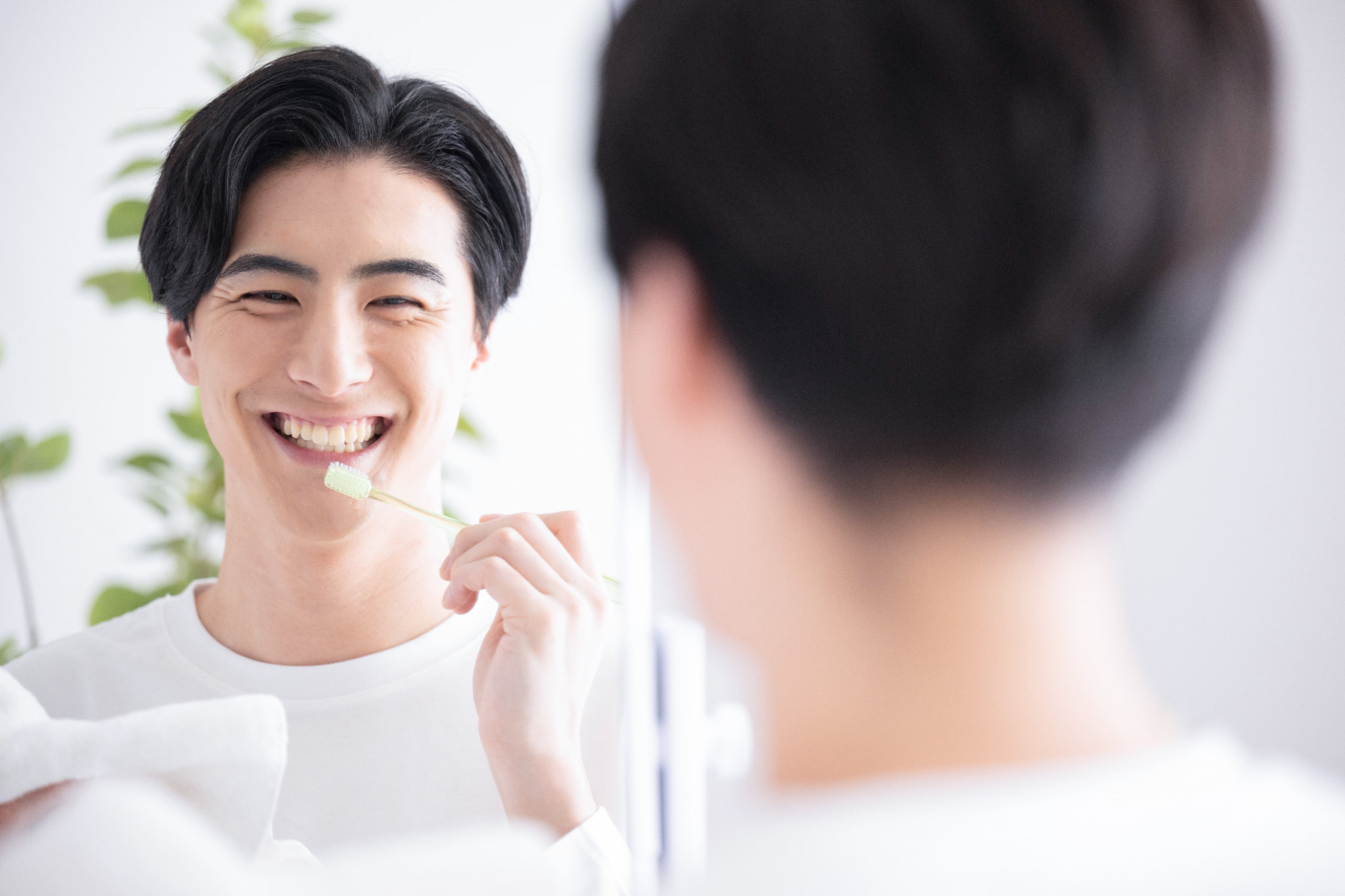 歯周病を予防し笑顔になる男性
