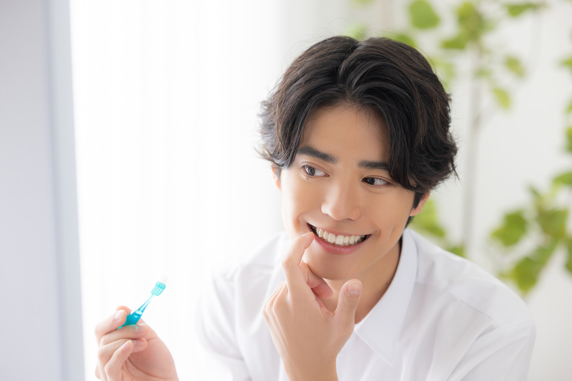 歯周病の進行を防ぐため歯磨きを徹底する男性