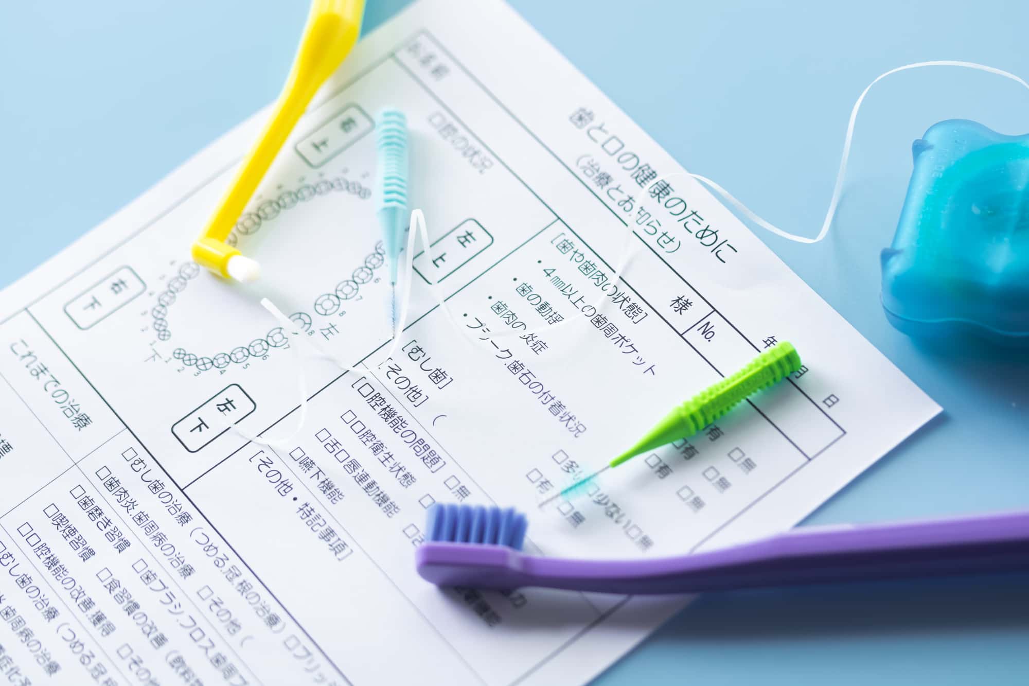 歯周病によるぐらつきを予防するためのデンタルケア用品と定期歯科検診を受けるイメージ
