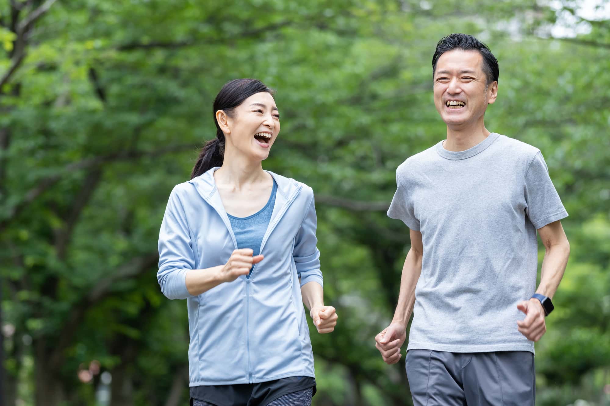 歯周病を治療して健康的な生活をおくる男女