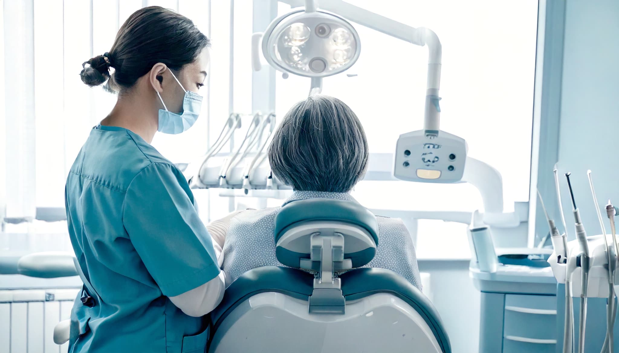 入れ歯が合わなくなって歯科医院を訪れた女性