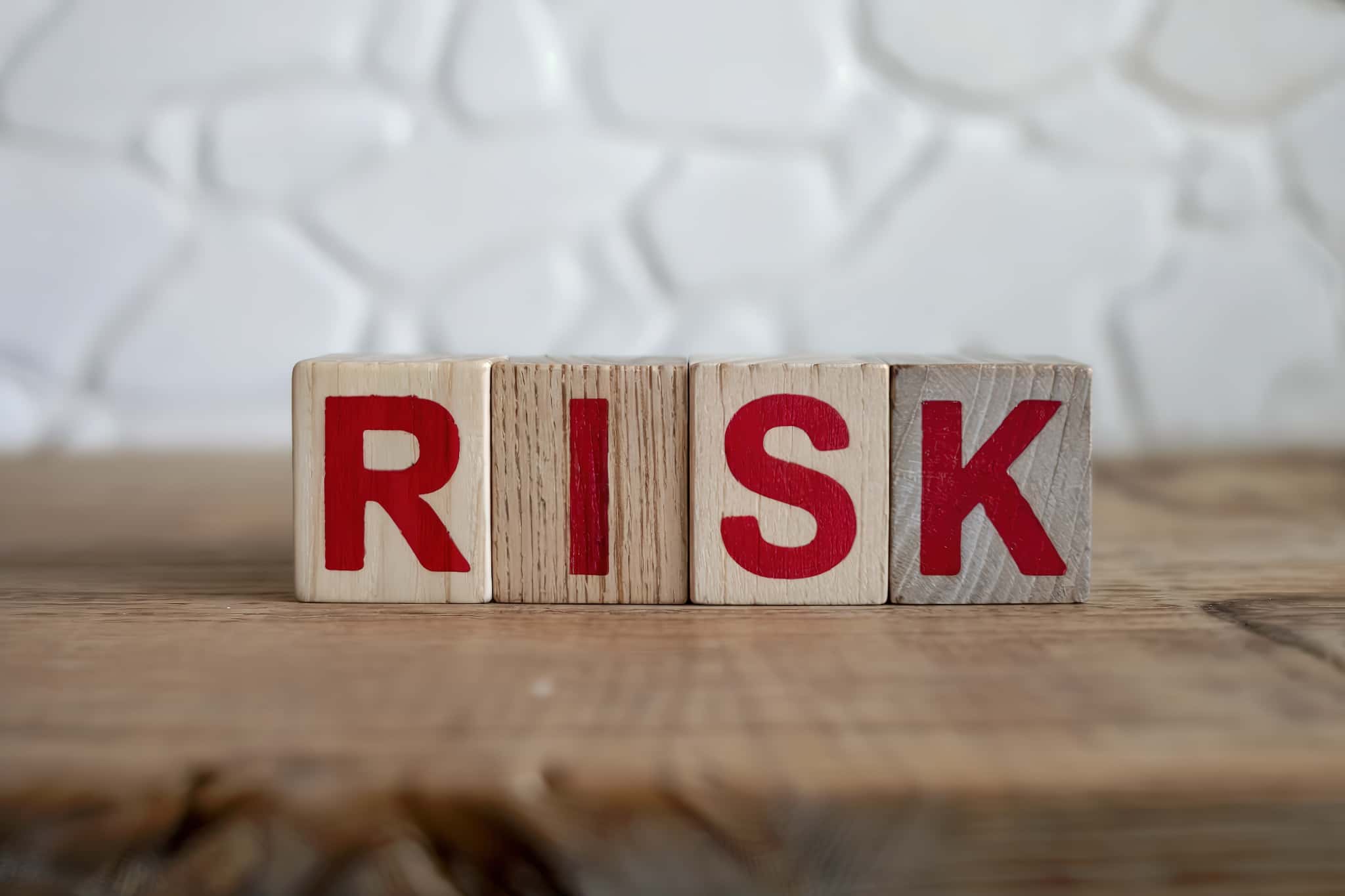 合わない入れ歯を使用し続けるリスクについて説明するイメージ