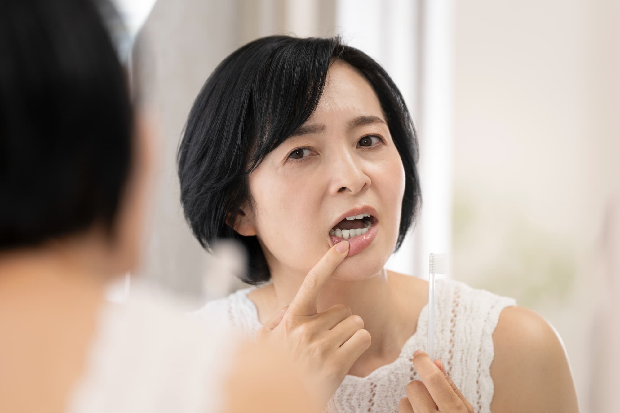 歯茎の腫れが気になる女性