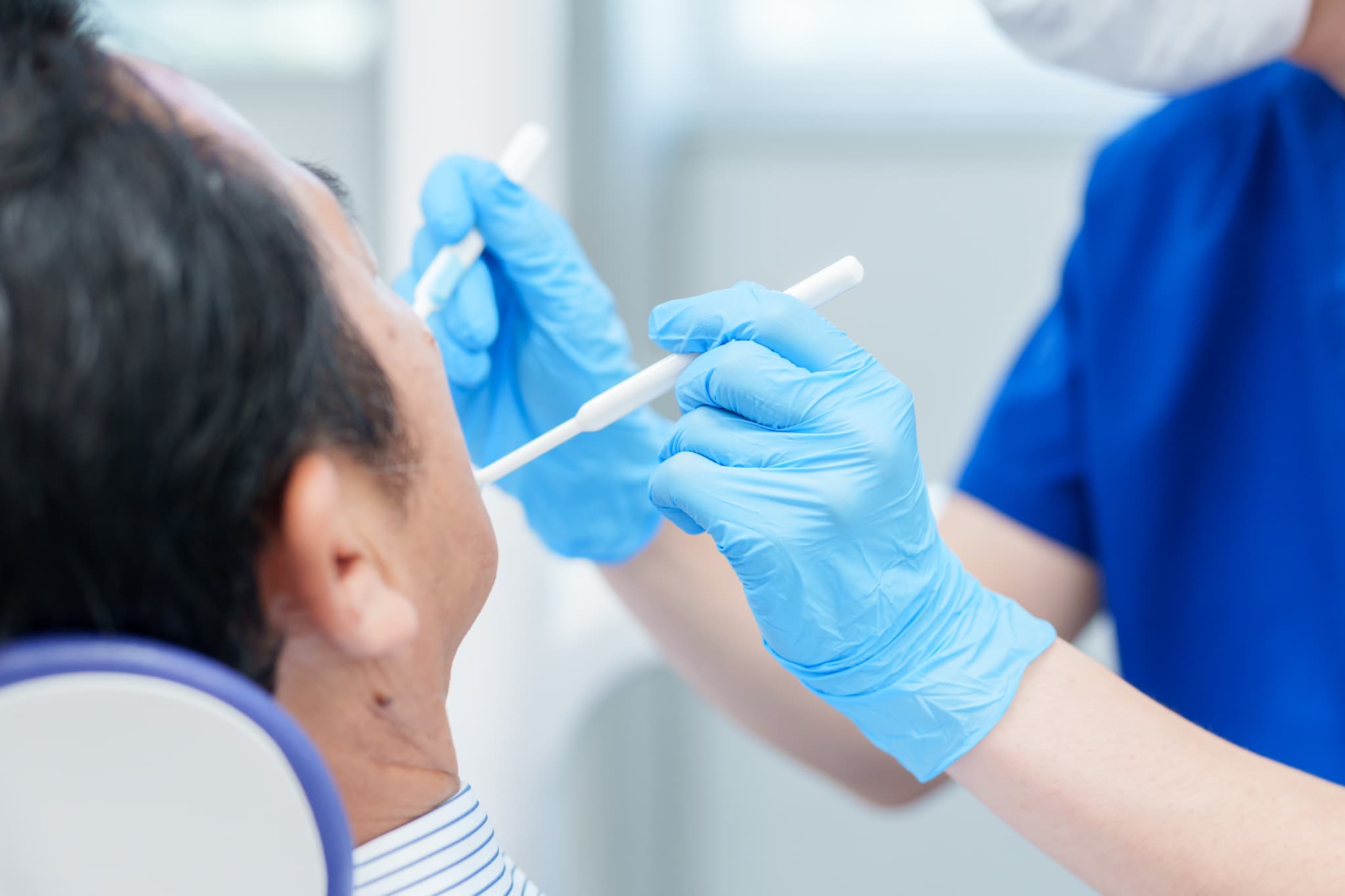 歯周病予防で定期検診を受ける男性