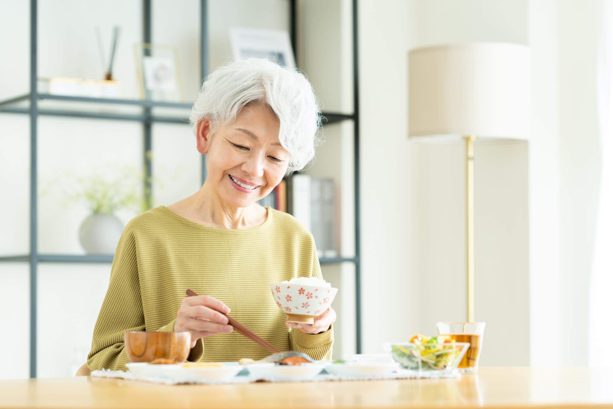 インプラントの歯で自分の歯のように美味しく食事をいただく女性