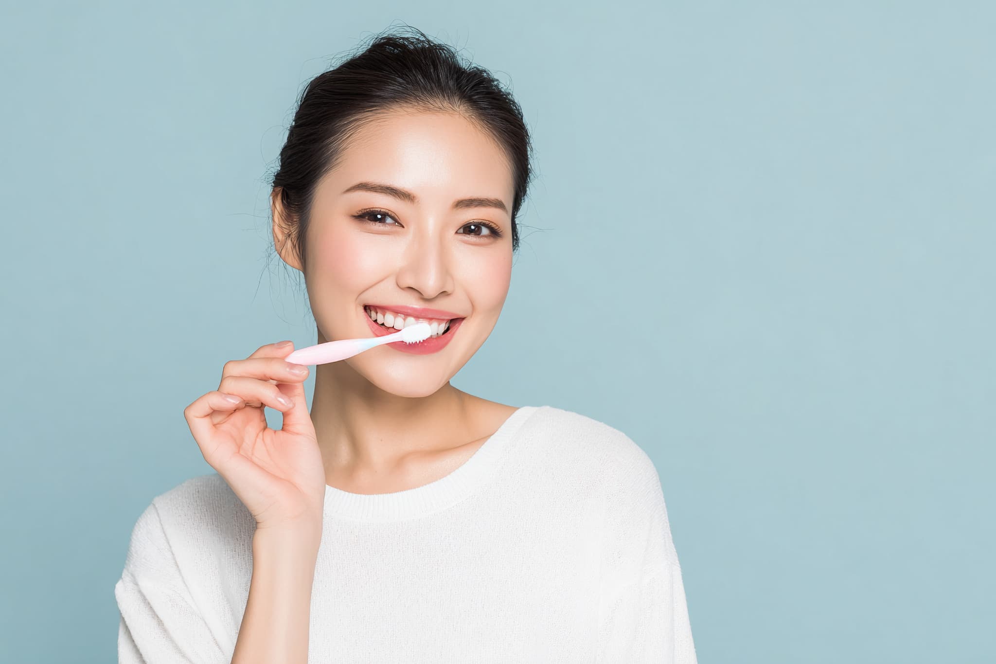 歯周病予防で丁寧に歯磨きをする女性