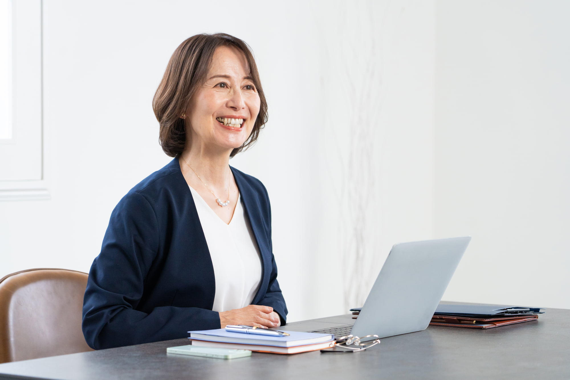 インプラント治療のやり直しを防止して仕事に励む笑顔の女性