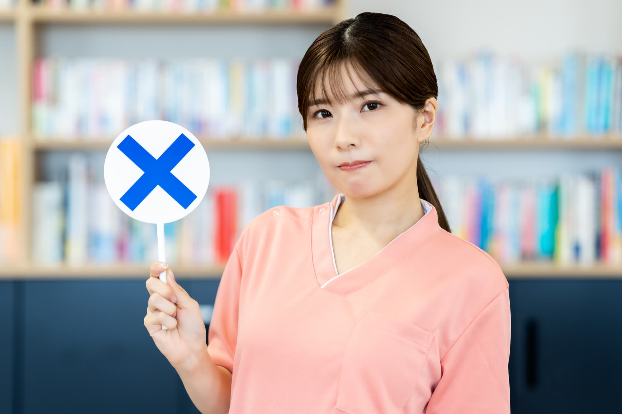 インプラント治療のやり直しができないケースを説明する女性