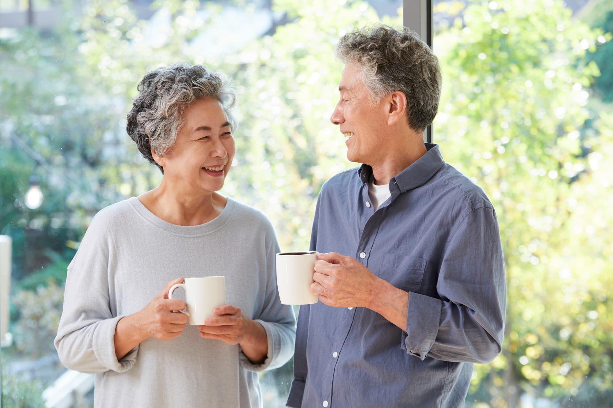 入れ歯の臭いをケアして会話を楽しむ高齢夫婦