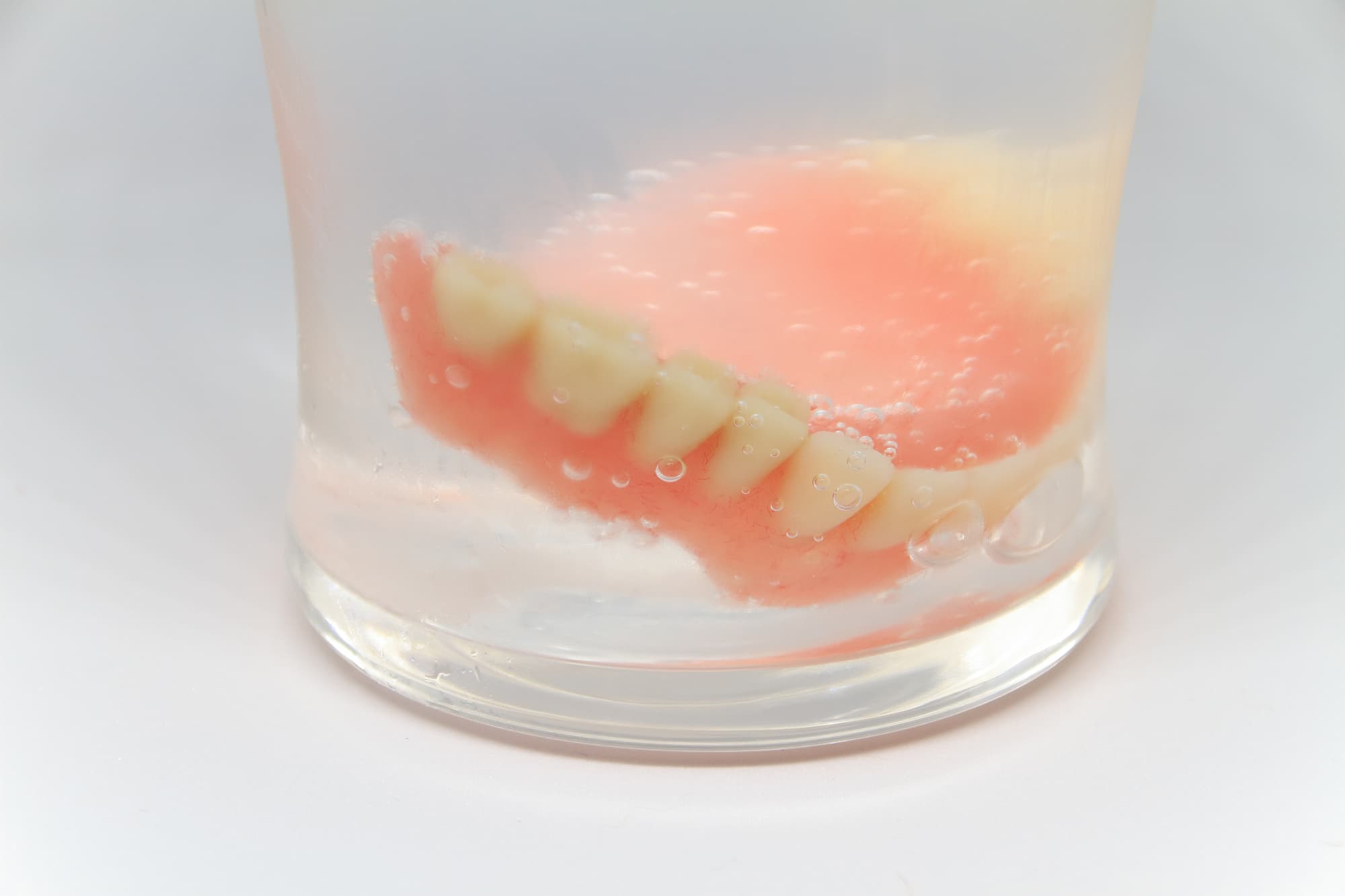 洗浄剤を使用して入れ歯の手入れをする様子