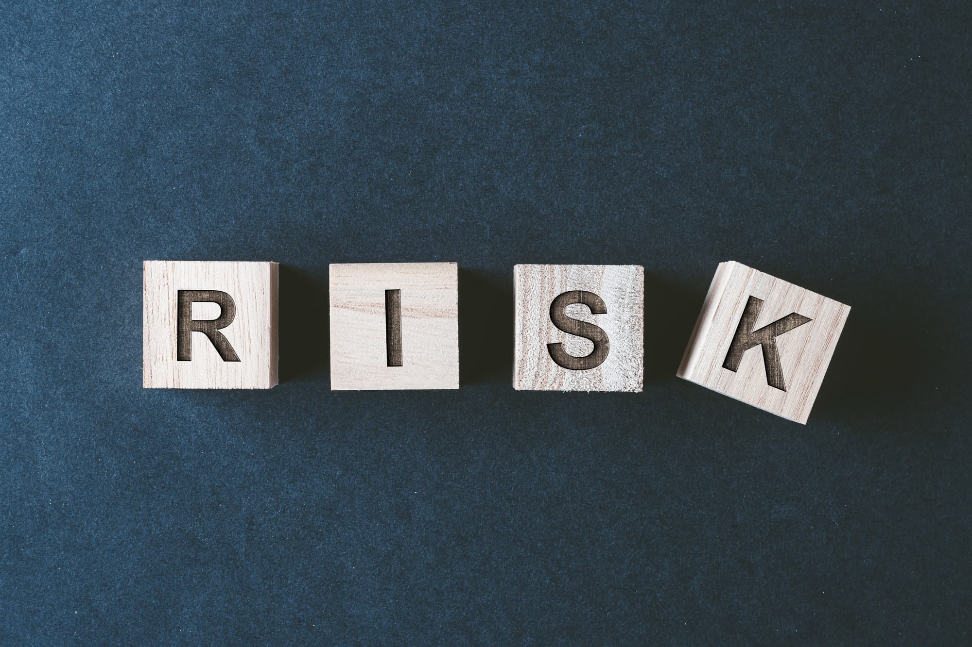 入れ歯の臭いを放置するリスクのイメージ