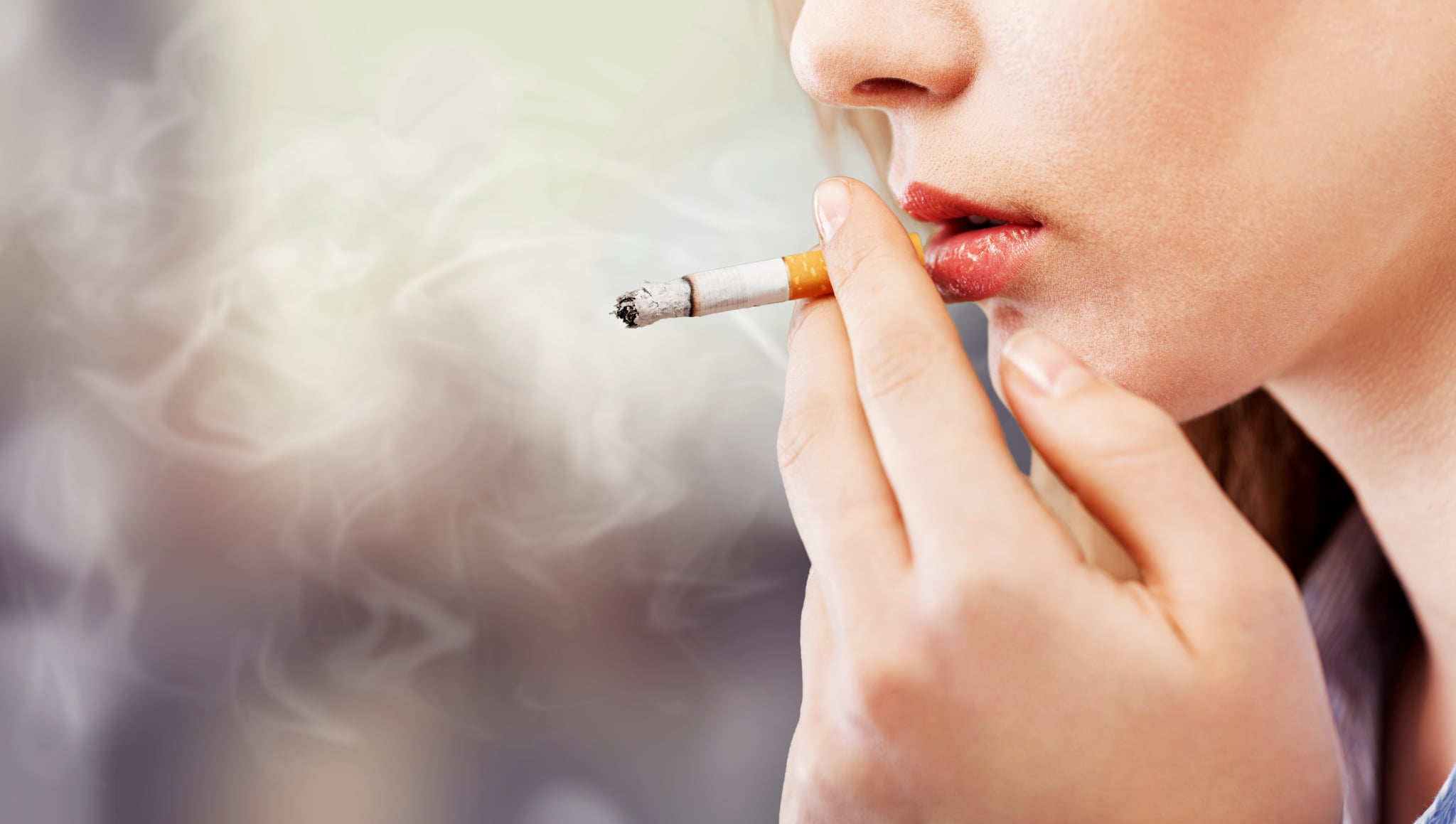 歯周病の原因になる喫煙をする女性