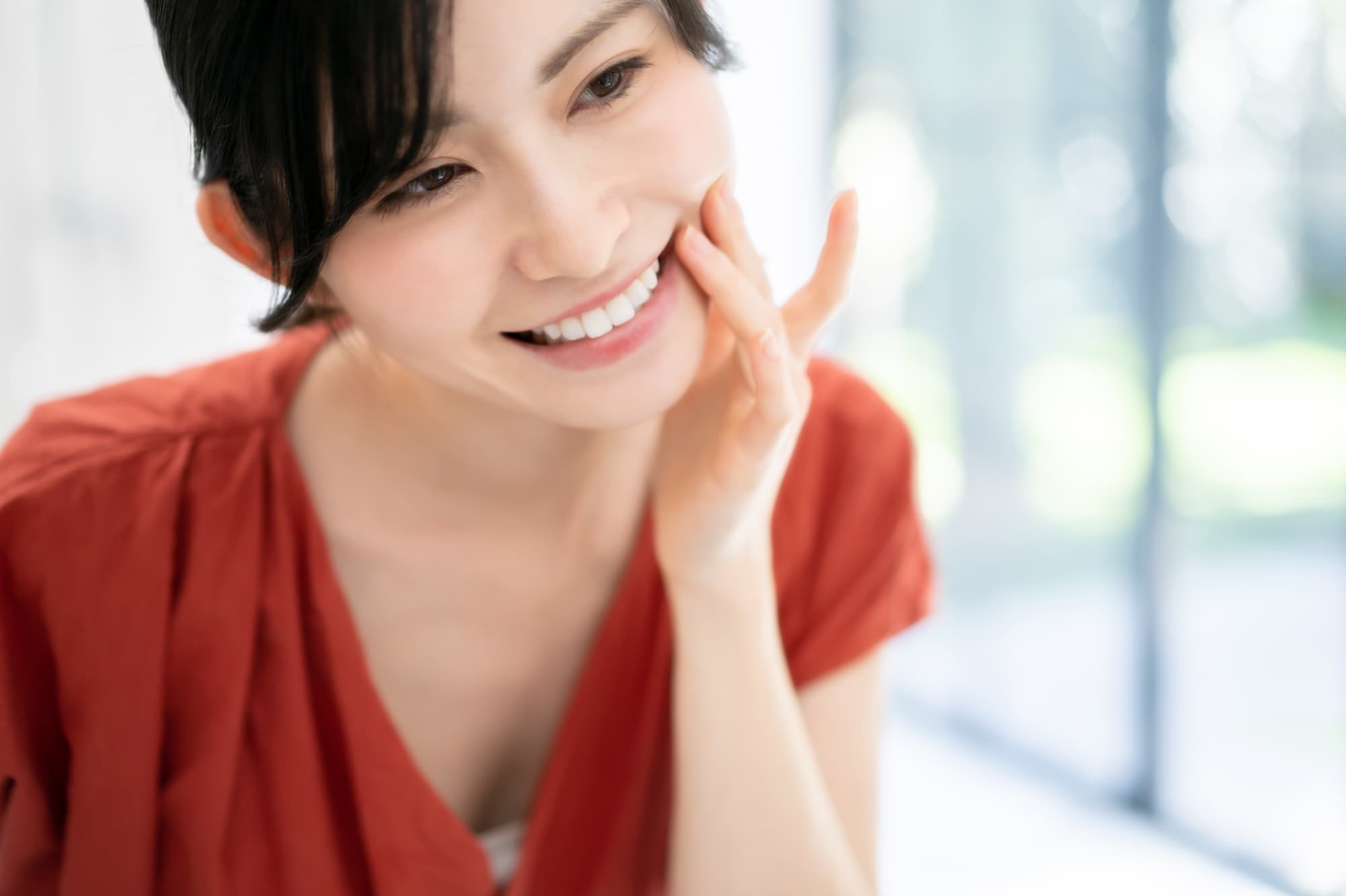 インプラント治療後の歯茎を確認する女性