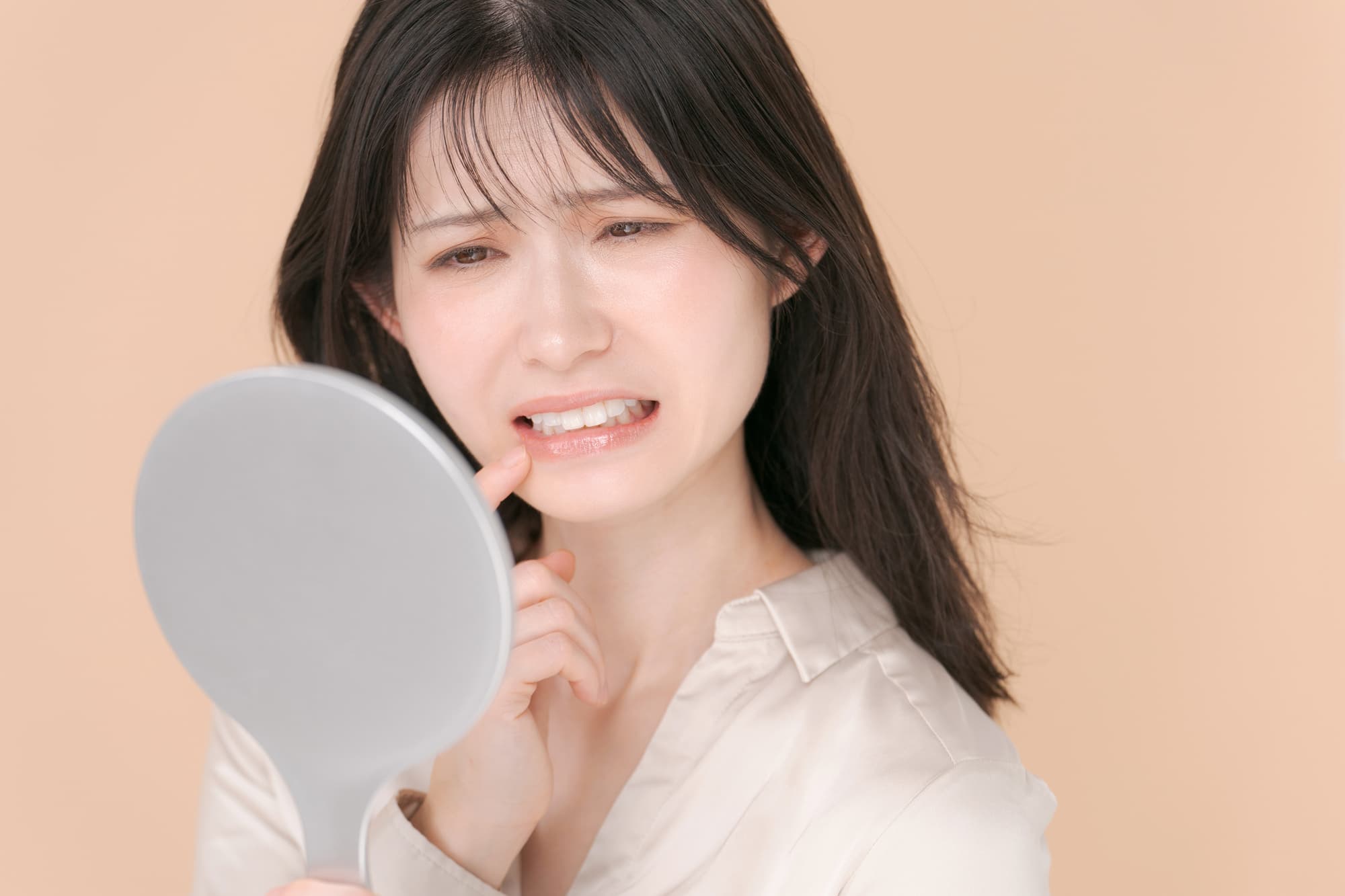 インプラント治療後に歯茎が黒くなるのはどうして？原因や防ぐ方法も