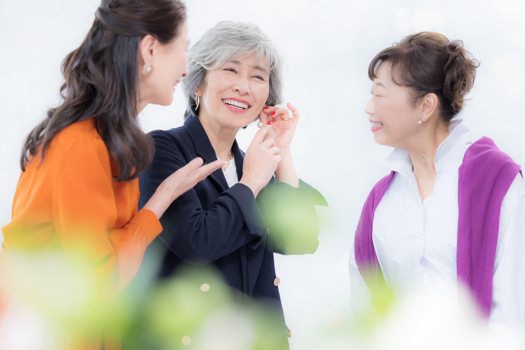 目立たない前歯の入れ歯で友人との会話を楽しめるようになった女性