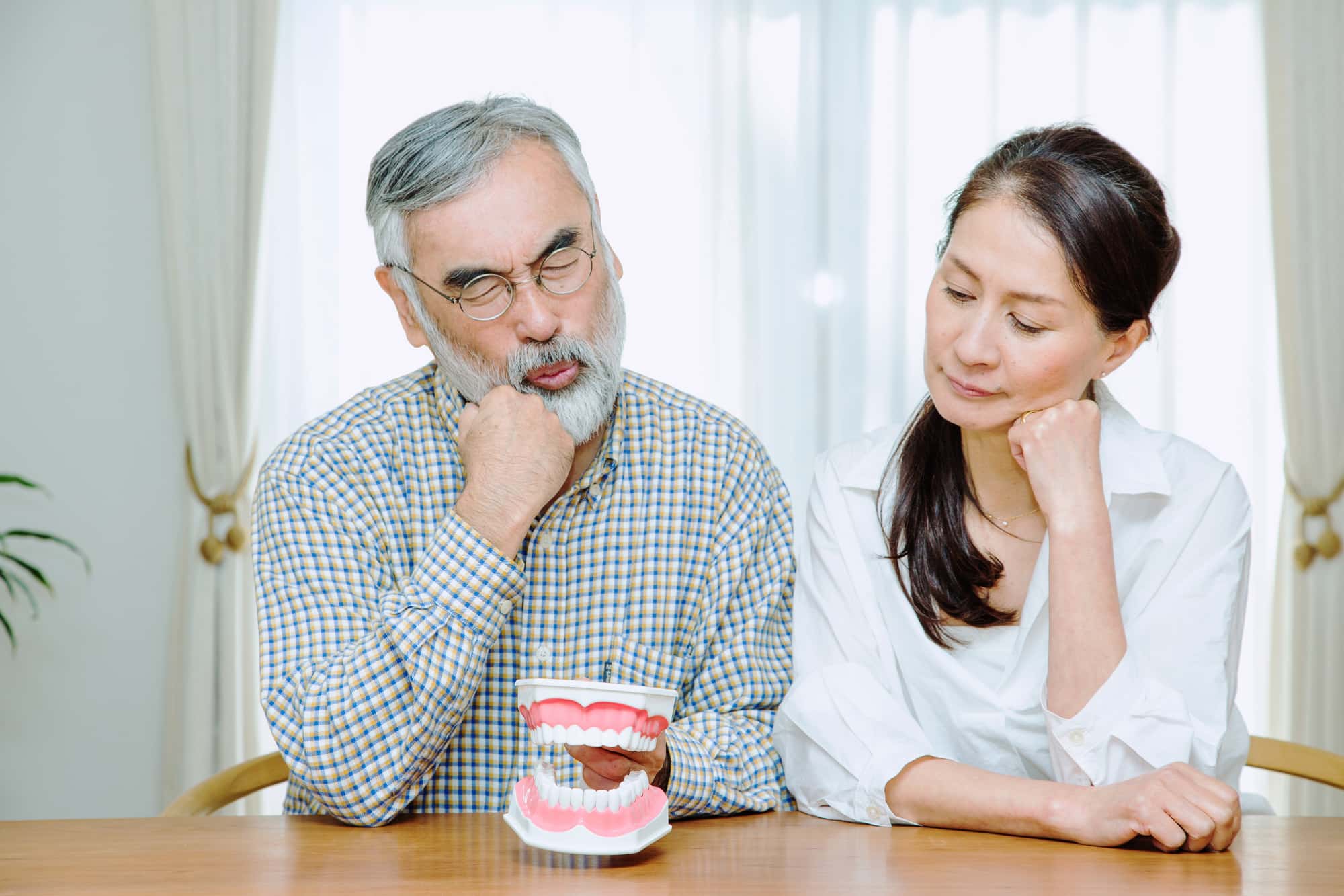 インプラントと総入れ歯はどちらがいいのか悩むシニアの夫婦