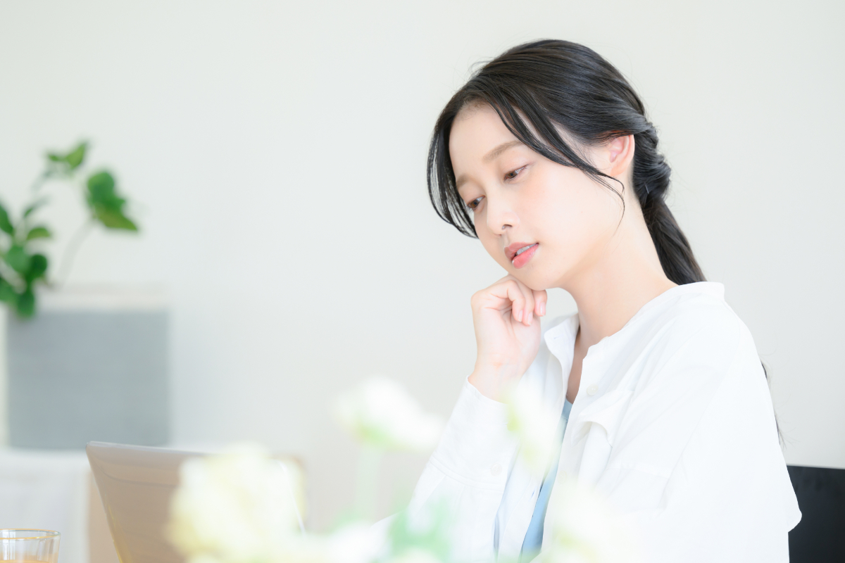 前歯のインプラント治療は難しいのかを考える女性
