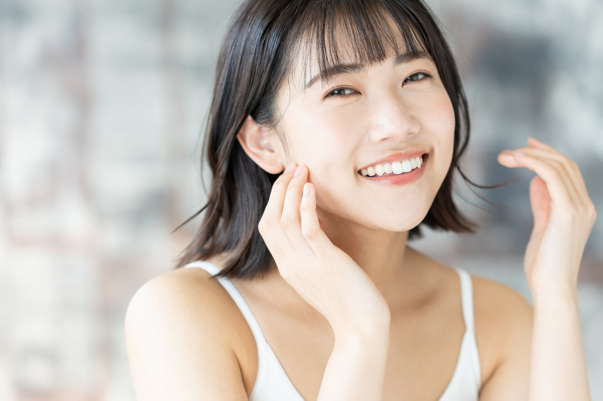 歯周病ケアで健康なお口を維持する女性